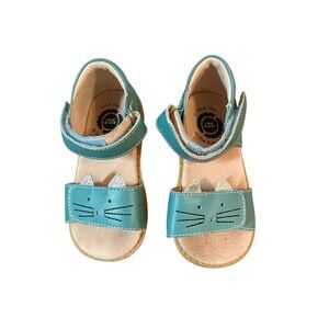 Livie & Luca Girls Blue Cat Sandals Adjustable Straps Closed Heel Toddler Size 7